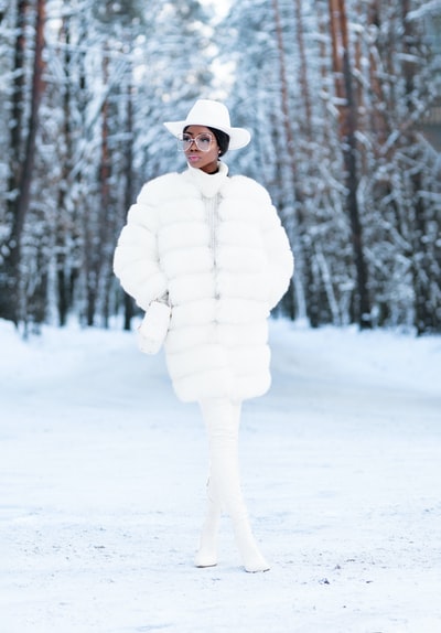 白天，穿着白大褂的女人站在雪地上